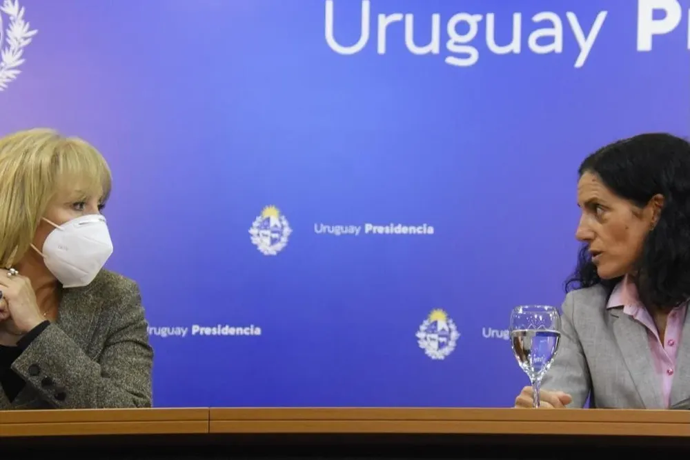 La intendenta de Montevideo, Carolina Cosse, y la ministra de Economía, Azucena Arbeleche, fueron las encargadas de hacer el anuncio junto con el ministro de Transporte, Luis Alberto Heber