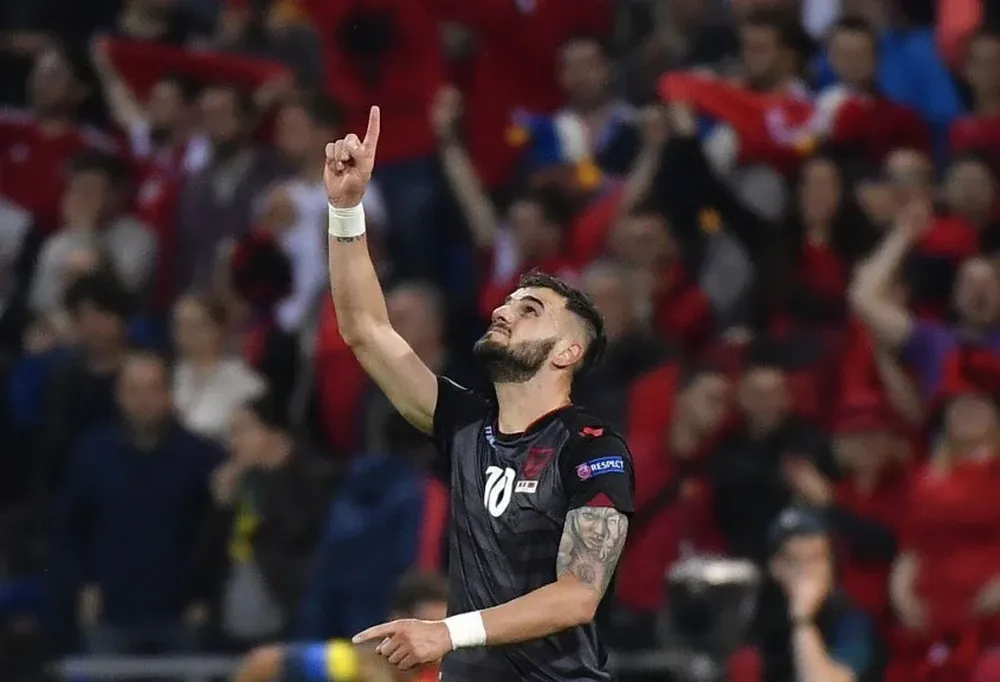 Armando Sadiku autor del primer gol de Albania en fase final de Eurocopa
