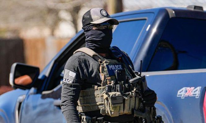 Los operativos contra extranjeros con agentes de inmigración enmascarados han provocado críticas en Estados Unidos.
