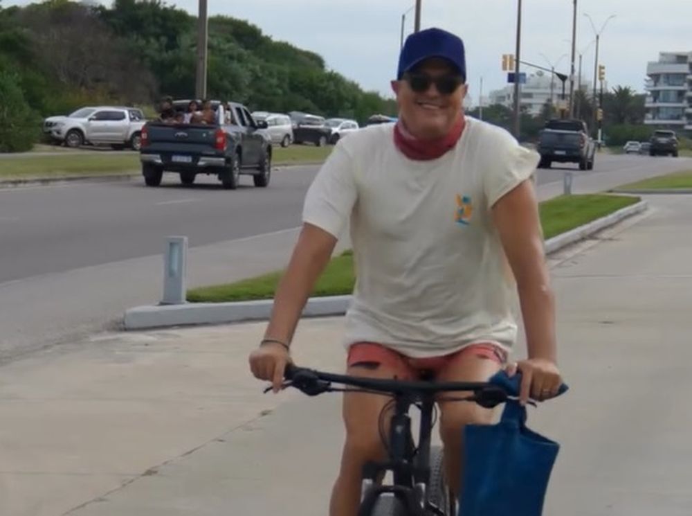 Carlos Vives paseando en bicicleta por Punta del Este