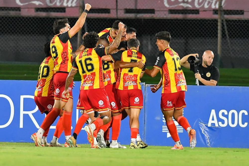 Progreso celebra su gol en la semifinal de la Copa de la Liga AUF contra Nacional