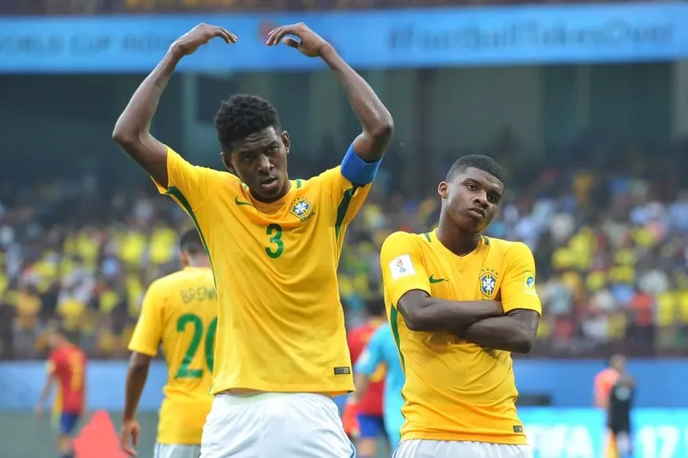 Jugadores de Brasil celebran un gol en el mundial que se juega en India