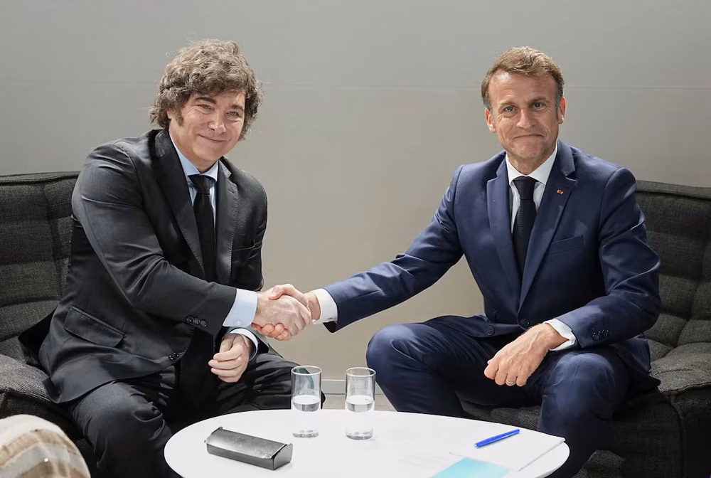 El presidente de Argentina, Javier Milei, y el presidente de Francia, Emmanuel Macron.