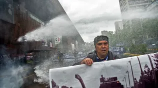 Un hombre indígena mapuche durante una protesta en el centro de Santiago, el 10 de octubre de 2021, en medio de la conmemoración del Día de la Raza