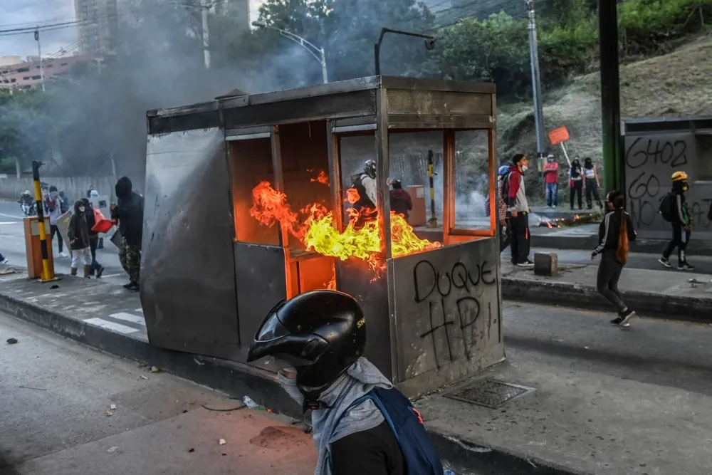 Cabina de peaje en llamas en el marco de las protestas en Colombia