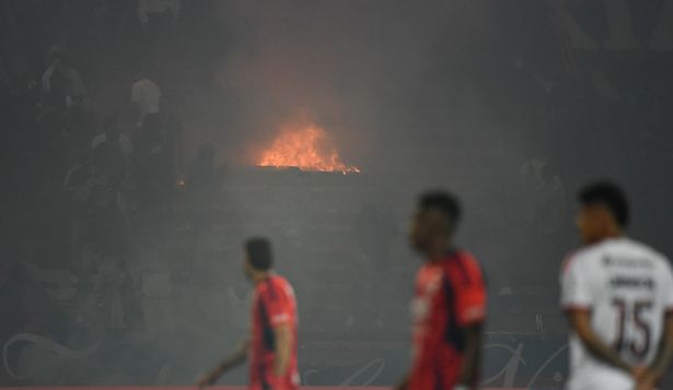 Los jugadores de Independiente Medellín y Flamengo ven los incidentes en la tribuna de la hinchada colombiana