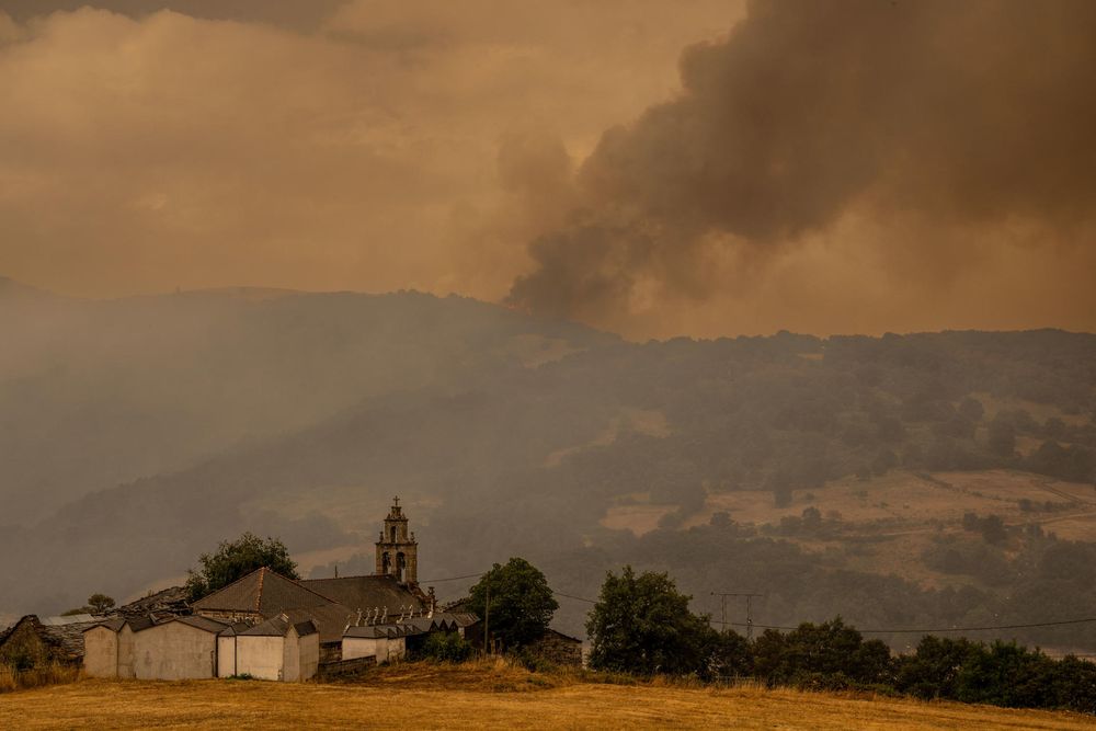 Incendio activo este martes en Chandrexa de Queixa (Ourense). EFE