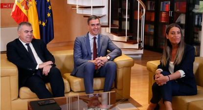 El presidente de España, Pedro Sánchez, junto a la diputada de Junts, Miriam Nogueras y al detenido dirigente del PSOE, Santos Cerdan.