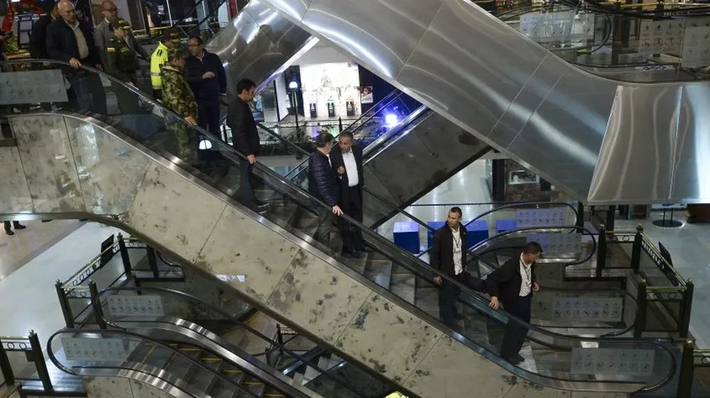 El presidente Juan Manuel Santos recorre el sitio del atentado.