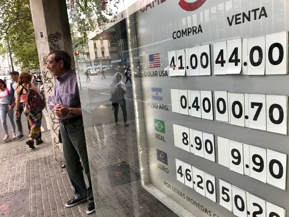 En la pizarra del BROU la venta quedó a $ 44 este martes.
