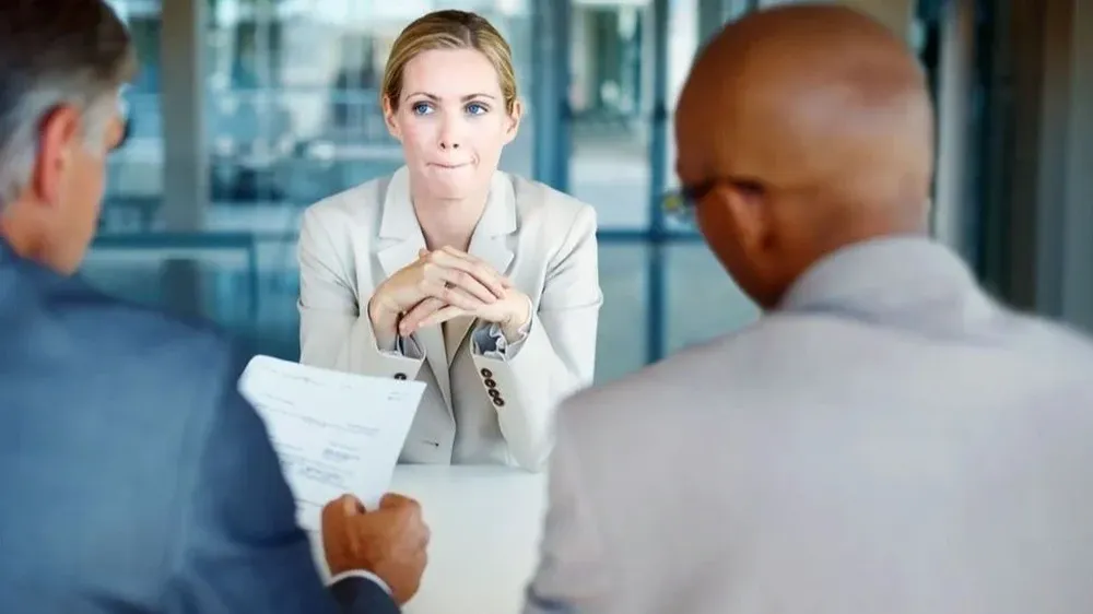 Cerrar esta brecha de demanda de género y raza puede generar grandes dividendos para la trayectoria profesional, reduciendo la desigualdad salarial a largo plazo.