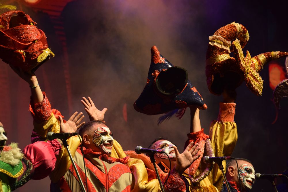 Asaltantes con Patente, durante su debut en el concurso de carnaval de 2025, en el Teatro de Verano.