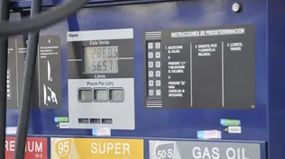 El petróleo da una tregua y quita presión para subir combustibles en agosto