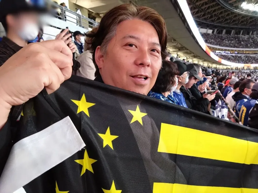 El técnico de la selección sub 20 de Japón, Koichi Togashi, se tomó una foto con la bandera de Peñarol