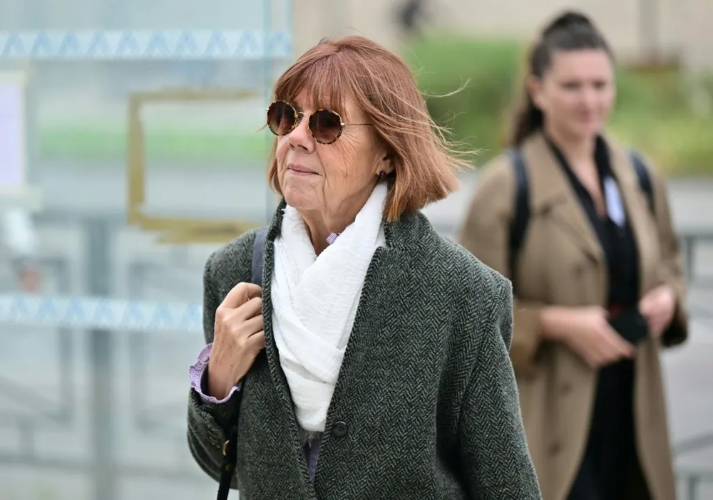 Gisèle Pelicot, a la salida del juicio en el que se condenó a su exmarido y agresor sexual a 20 años de prisión.