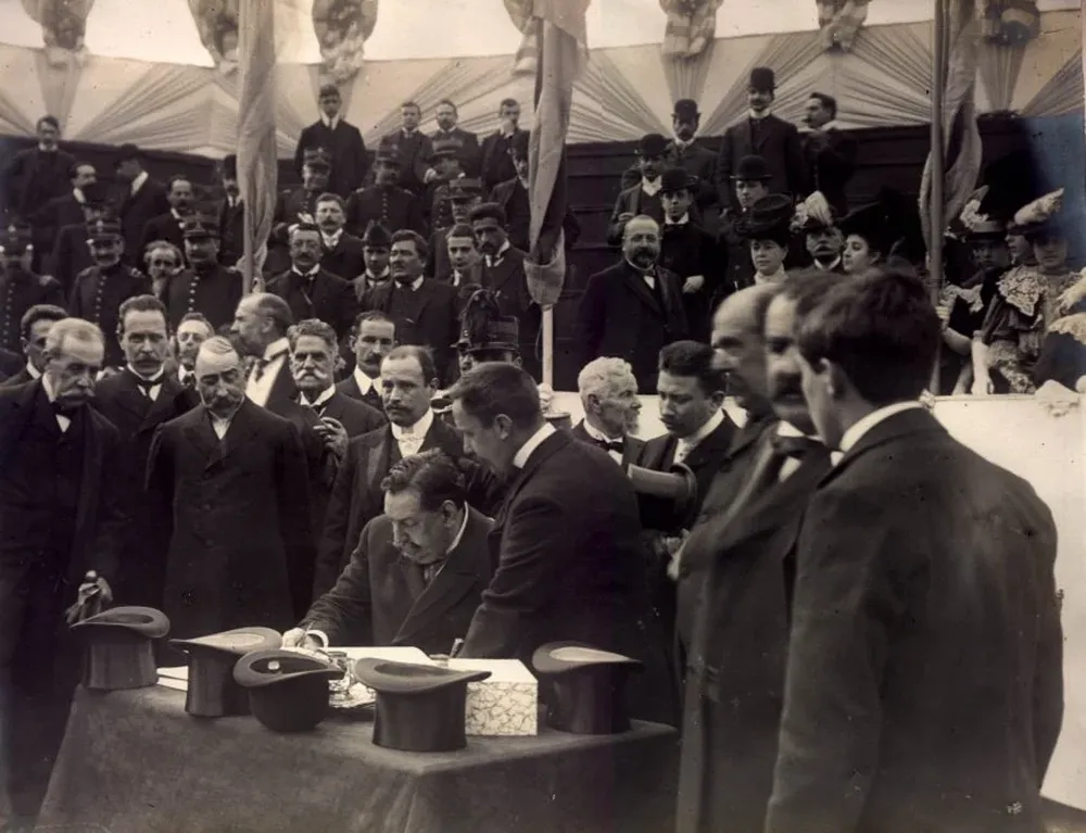 Batlle y Ordóñez con sus ministros el 18 de julio de 1906, cuando se colocó la piedra fundamental del Palacio Legislativo