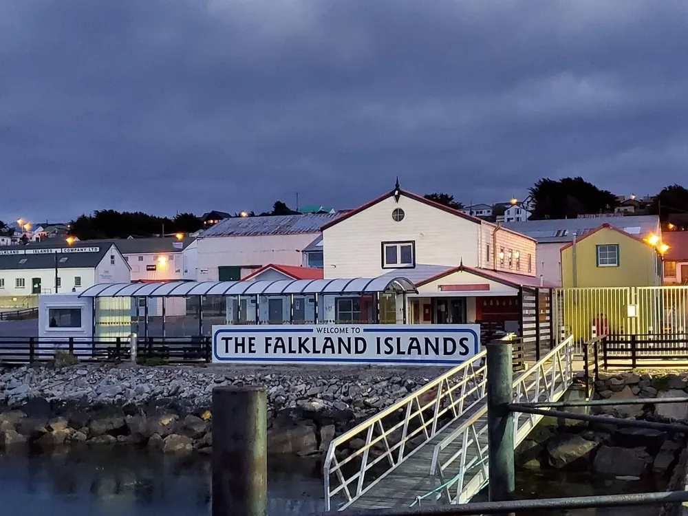 El puerto de las Islas Malvinas, a donde pueden llegar a desembarcar una cantidad de turistas que duplica la población de las islas