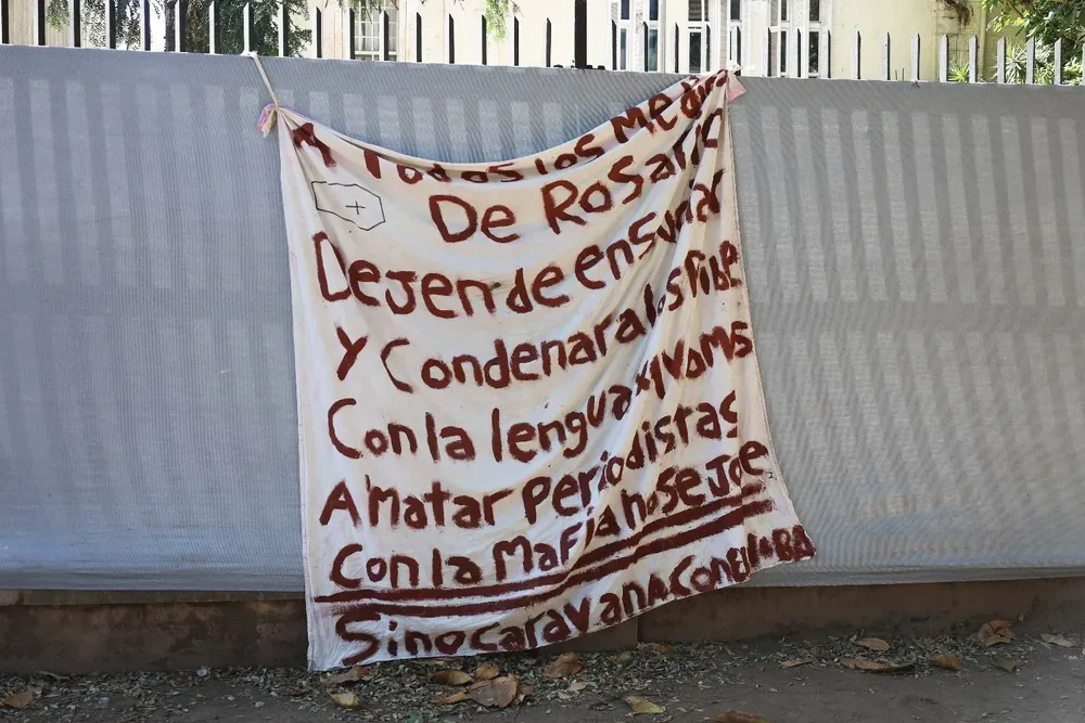 La amenaza narco dejada frente a canal de TV