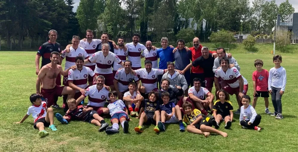 Sebastián Abreu con su equipo del Colegio Jesús María 2019 que participa en la Liga de ADIC, con el que se despide del fútbol en esta temporada 2021
