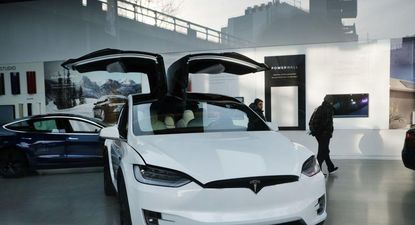 Las ventas de Tesla se desplomaron un 45% en Europa: las razones que hay detrás y las reacciones del mercado