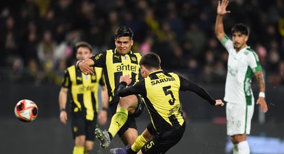 Ignacio Sosa y Mathías Arezo en gol anulado por posición adelantada del delantero