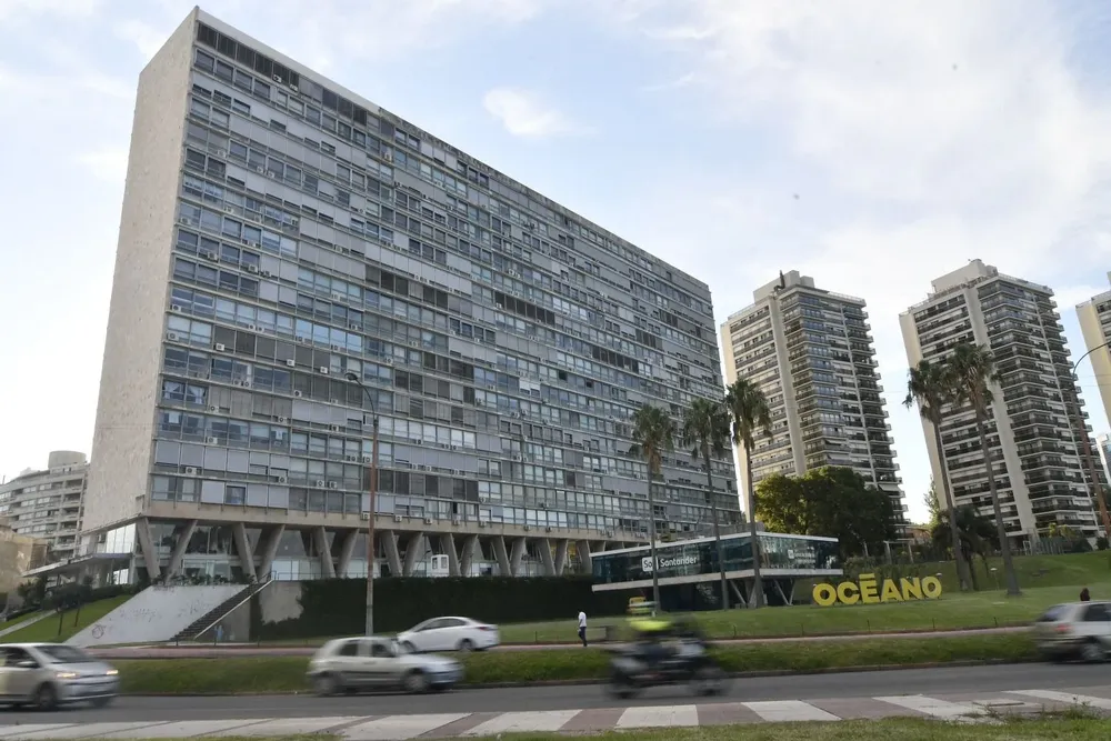 Edificio Panamericano sobre la Rambla de Pocitos
