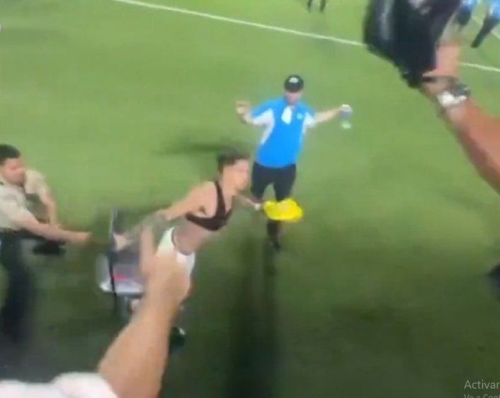 El momento en que Darwin Núñez lanzó una silla a hinchas de Colombia tras la eliminación de la Copa América