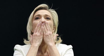 Le Pen quiere disolver Identidad y Democracia, que es el partido que la llevó al Parlamento Europeo. Lo interesante son los tiempos. Empezó con esta reestructuración partidaria, que implica sumarse a una coalición naciente, en plena campaña para la segunda ronda, como si la derrota, o la victoria diferida para ponerlo en sus términos, ya estuviera clara y hubiera que empezar a trabajar en lo siguiente. De hecho, agendó reuniones con grupos de derecha del Parlamento para el día después de la segunda ronda&nbsp;