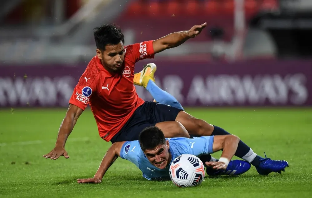 Sergio Barreto cae sobre Gustavo Del Prete