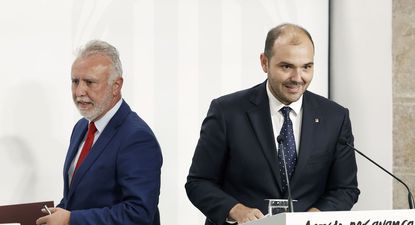 El ministro de Política Territorial y Memoria Democrática, Ángel Víctor Torres, y el consejero de la Presidencia catalán, Albert Dalmau. EUROPA PRESS