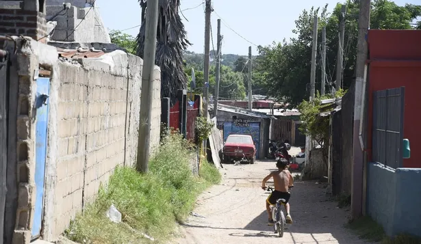 Niño en un asentamiento
