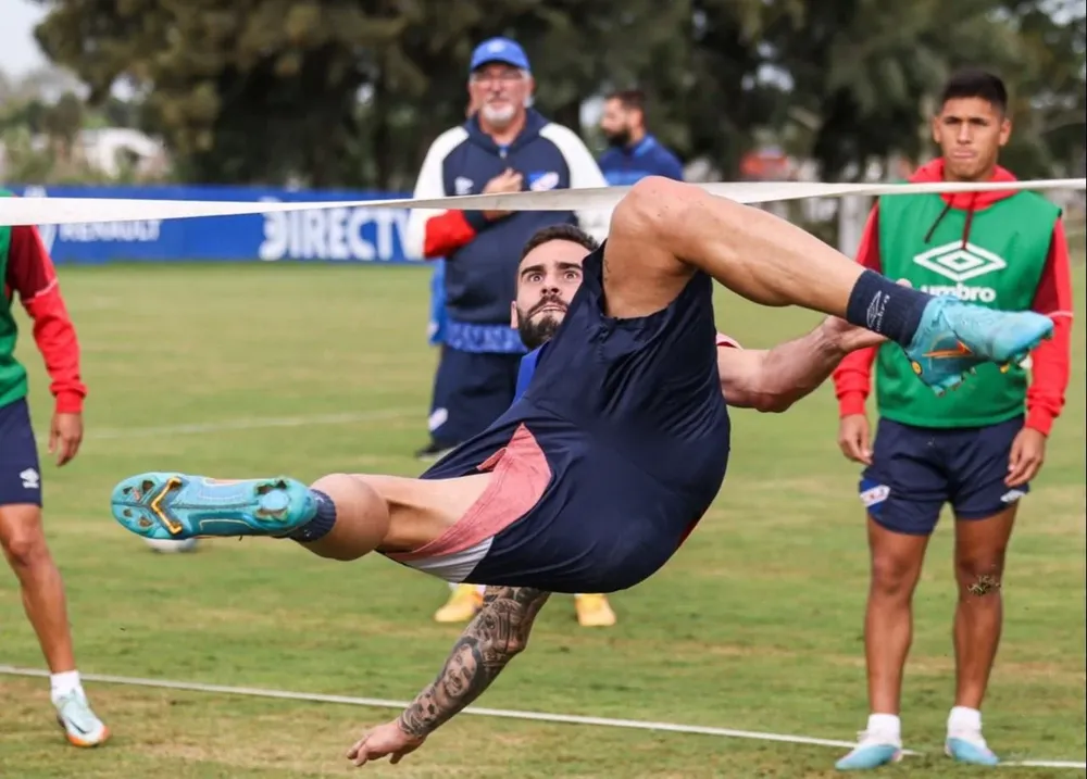 La espectacular chilena de Pereiro en Los Céspedes