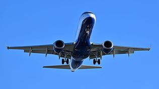 La agencia de aviación de EEUU alerta a las aerolíneas de riesgos potenciales en varios puntos de América Latina debido a actividad militar