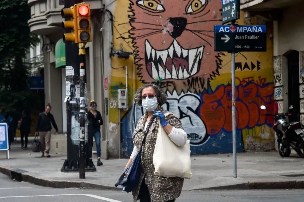 El promedio móvil de casos de covid-19 registró este martes el número más bajo desde el 26 de marzo