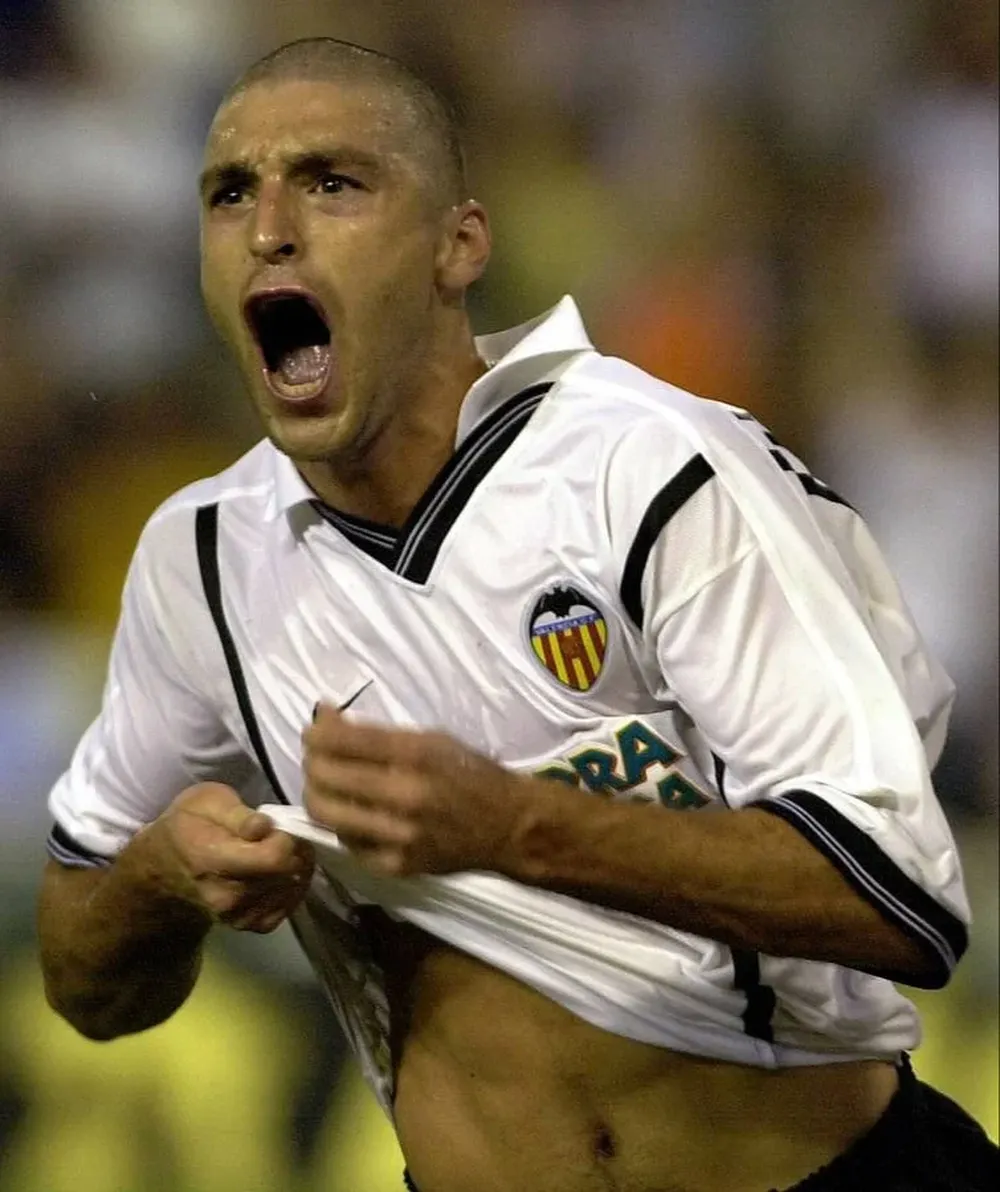 Diego Alonso, el actual técnico de la selección uruguaya, cuando defendió a Valencia de España