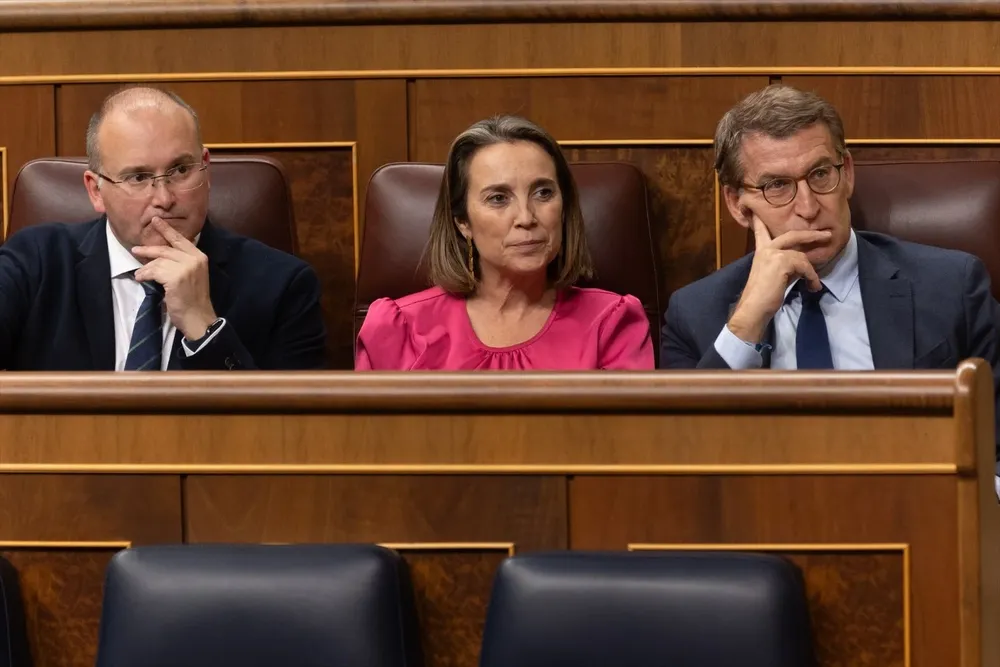 El portavoz del PP en el Congreso, Miguel Tellado; la secretaria general del PP, Cuca Gamarra, y el presidente del Partido Popular, Alberto Núñez Feijóo.