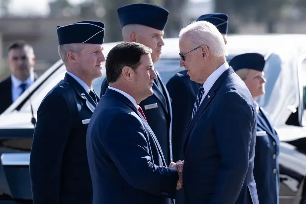 En efecto, tras ocho años al frente de la gobernación estatal, Ducey dejó una barrera de unos 3.000 contenedores con alambres de púa en la parte superior en la localidad de Yuma, lindante con México.