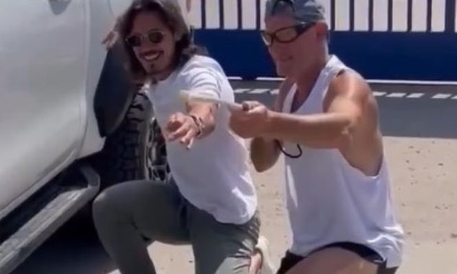 Edinson Cavani le enseñó a un hincha de Boca Juniors no vidente cómo es su festejo con el arco y la flecha