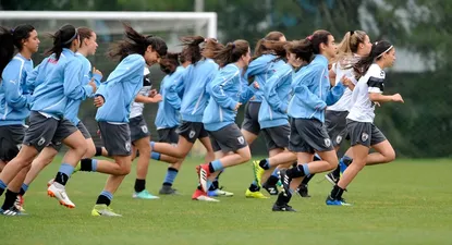 Desafío de futbolistas; diferencias entre niñas y jóvenes con los varones