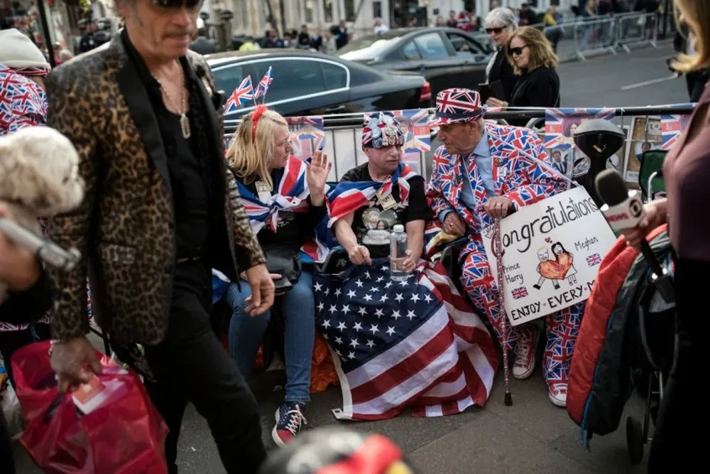 Con banderas y merchandising los británicos acampan para vivir la boda real lo más cerca posible.