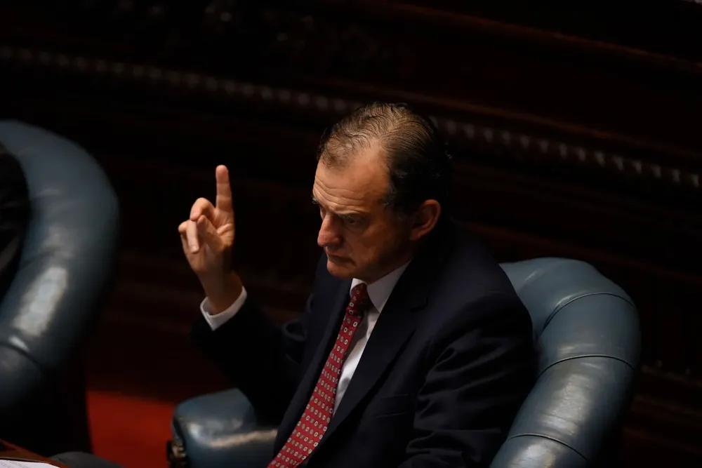 Guido Manini Ríos en sesión extraordinaria del Senado para limitar el derecho de reunión por la epidemia de covid 19