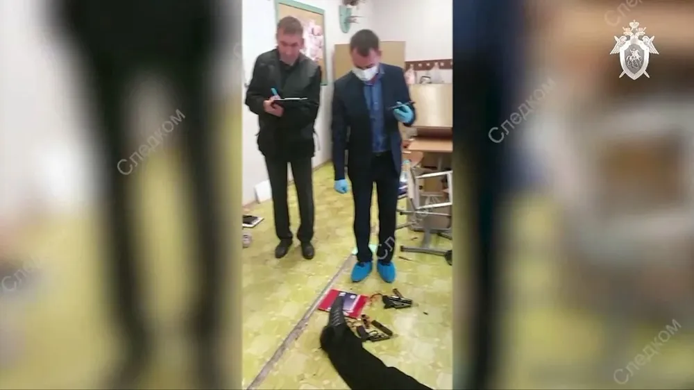 Captura de pantalla de un video difundido por el Comité de Investigaciones ruso, donde se ve a los investigadores trabajando junto al cuerpo de una de las víctimas