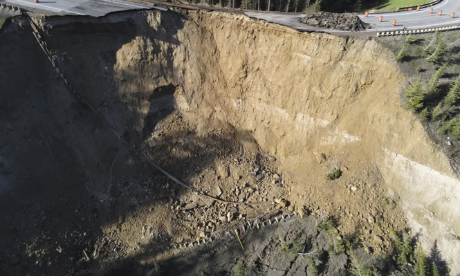 Impresionante derrumbe deja colapsada una carretera en el estado de Wyoming
