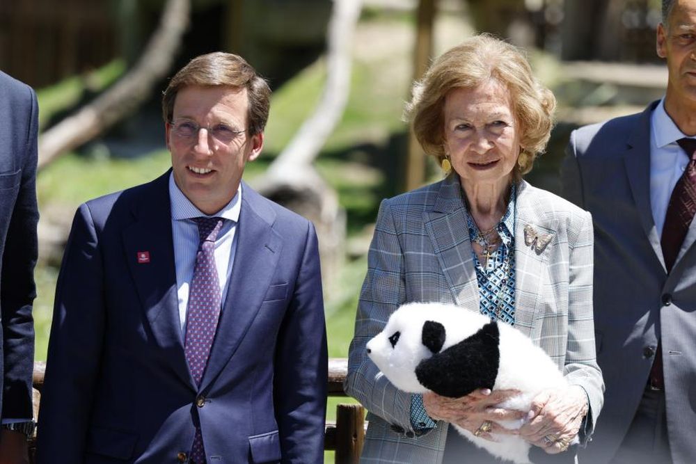 La Reina Sofía y el alcalde de la ciudad de Madrid José Luis Martínez-Almeida