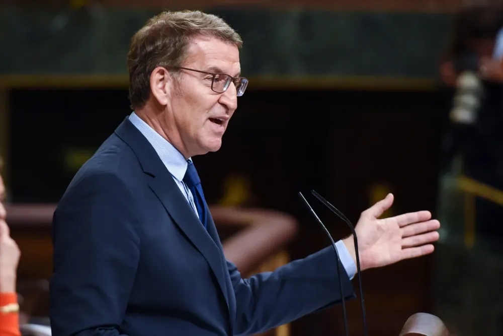 El presidente del PP, Alberto Núñez Feijóo, interviene durante la primera sesión del debate de investidura de Pedro Sánchez como presidente de Gobierno, en el Congreso de los Diputados, a 15 de noviembre de 2023.