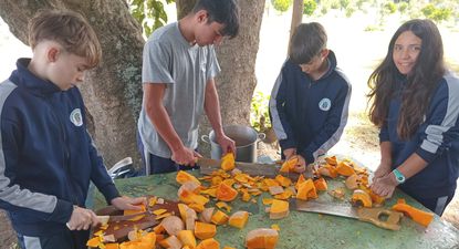 Escuela Agraria Gregorio Aznárez: alumnos aprenden colaborando en la producción.