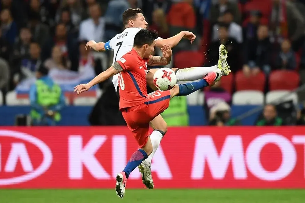 Charles Aranguiz y Julian Draxler