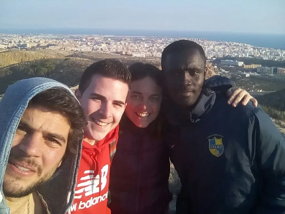 Francisco Verde y Karin Cadenas junto a dos jóvenes refugiados