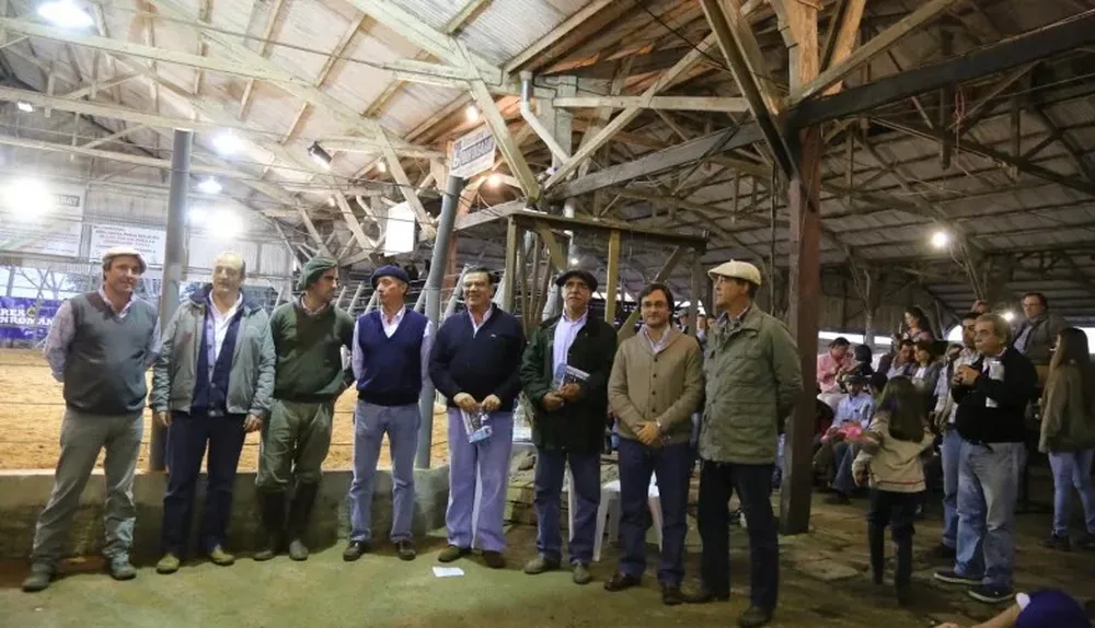 Integrantes de los escritorios y de la cabaña en la Agropecuaria de Salto