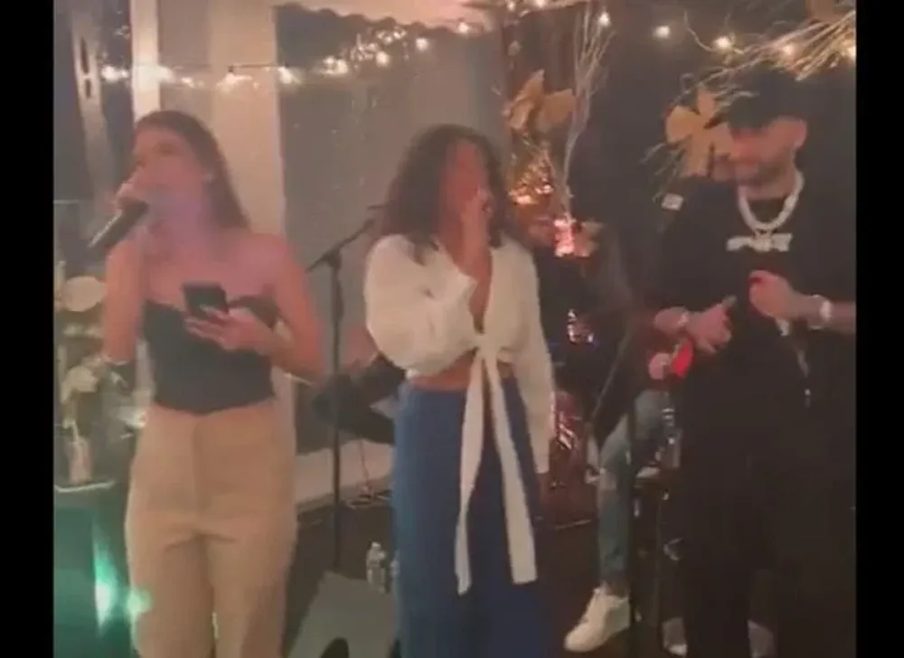 Neymar cantando en una fiesta